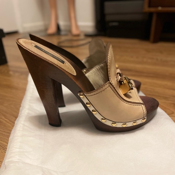 Louis Vuitton Slides Size 39 (US 9) - Picture 8 of 8